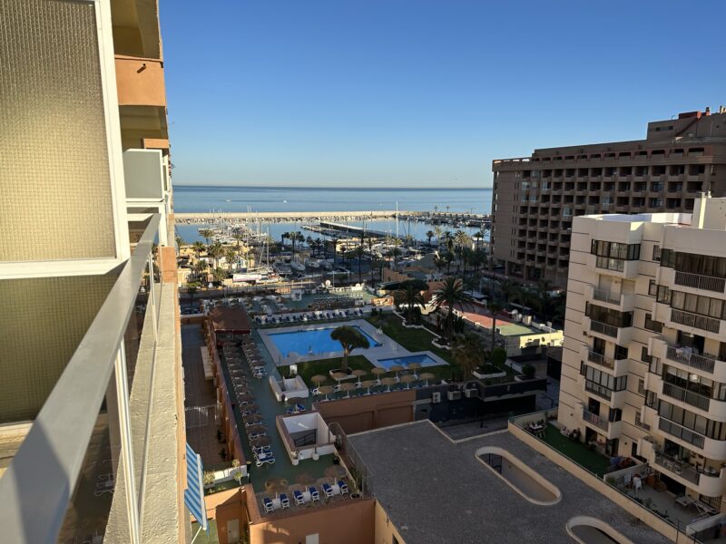 Estudio 3 PYR con vistas al mar, piscina y puerto deportivo, Fuengirola