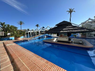 Apartamento en Benalbeach frente al mar, Benalmádena Costa, Málaga