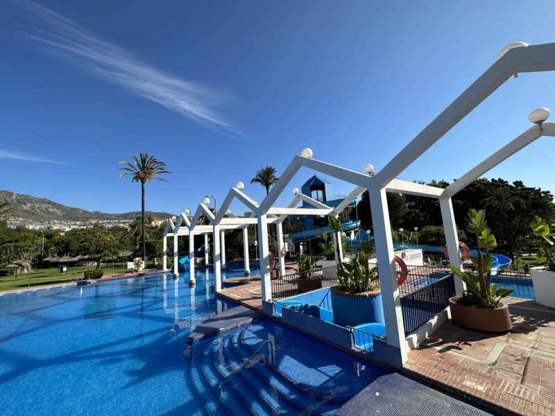 Apartamento en Benalbeach frente al mar, Benalmádena Costa, Málaga
