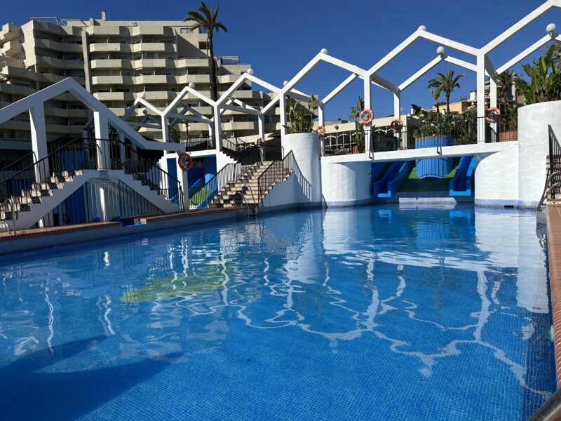 Apartamento en Benalbeach frente al mar, Benalmádena Costa, Málaga
