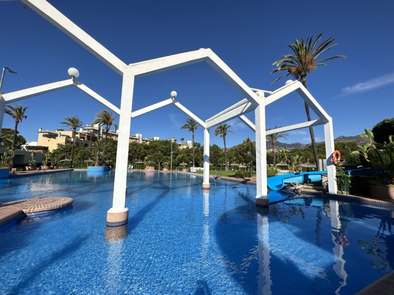 Apartamento en Benalbeach frente al mar, Benalmádena Costa, Málaga