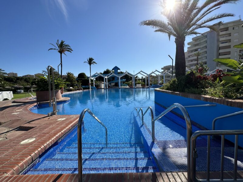 Apartamento en Benalbeach frente al mar, Benalmádena Costa, Málaga