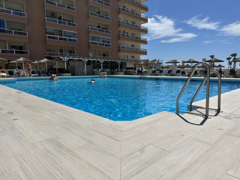 Estudio 3 PYR con vistas al mar, piscina y puerto deportivo, Fuengirola