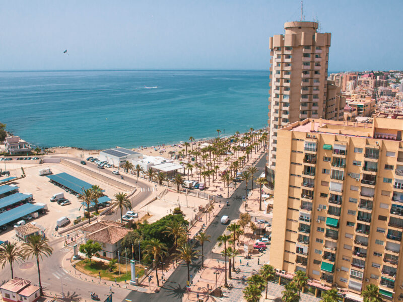 Ático con piscina privada en primera linea de playa, Fuengirola
