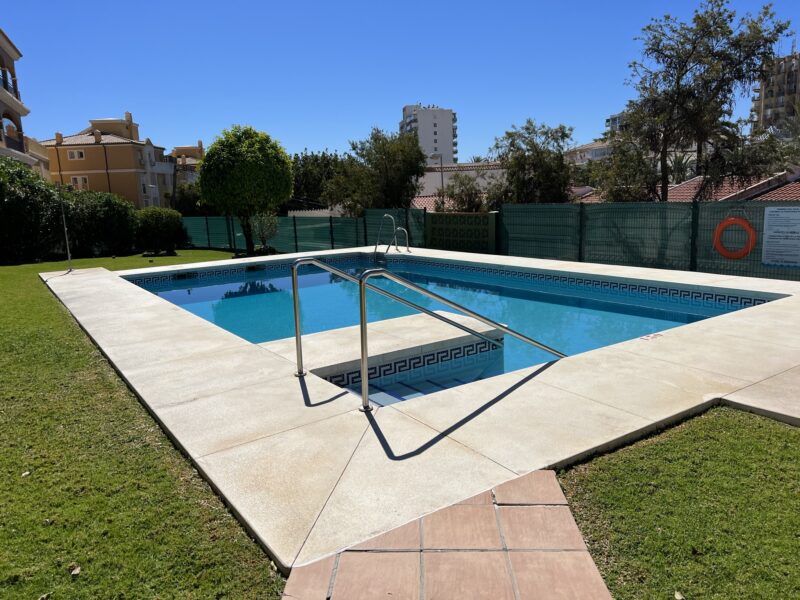 Bajo con jardin privado a 1 minuto de la playa, Benalmádena