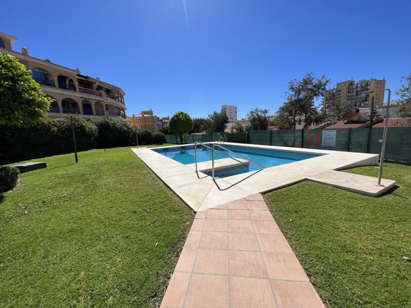 Bajo con jardin privado a 1 minuto de la playa, Benalmádena