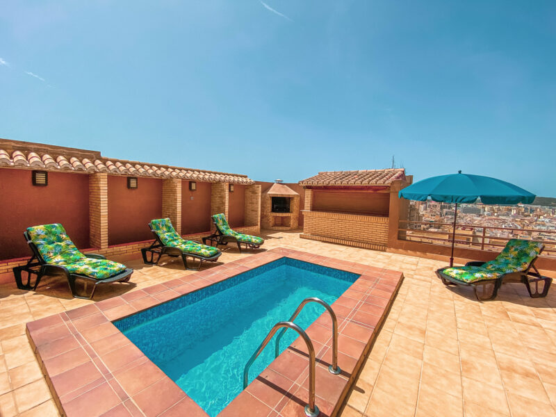 Ático con piscina privada en primera linea de playa, Fuengirola
