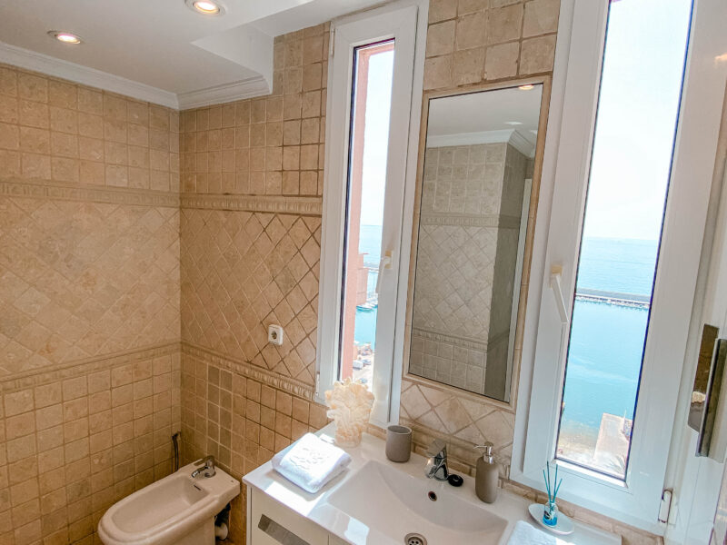 Ático con piscina privada en primera linea de playa, Fuengirola