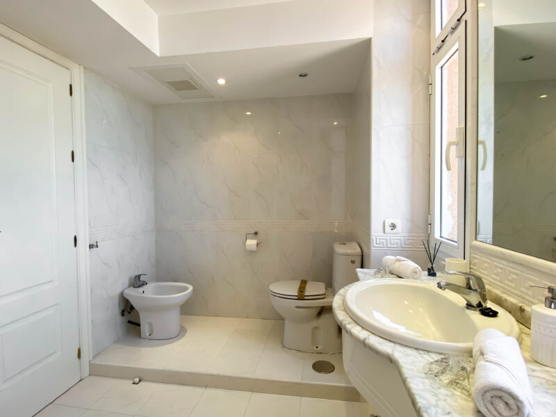 Ático con piscina privada e impresionantes vistas al mar, Fuengirola