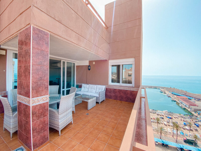 Ático con piscina privada en primera linea de playa, Fuengirola
