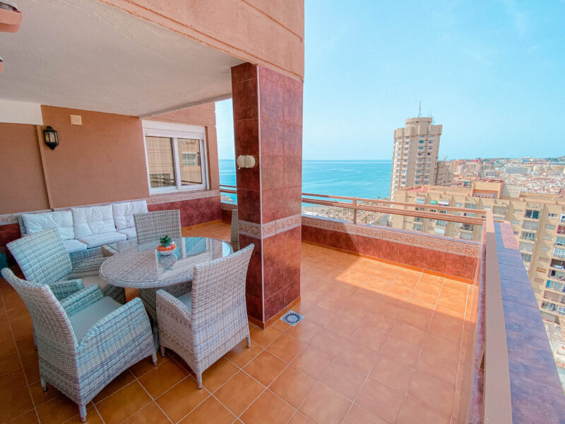 Ático con piscina privada en primera linea de playa, Fuengirola