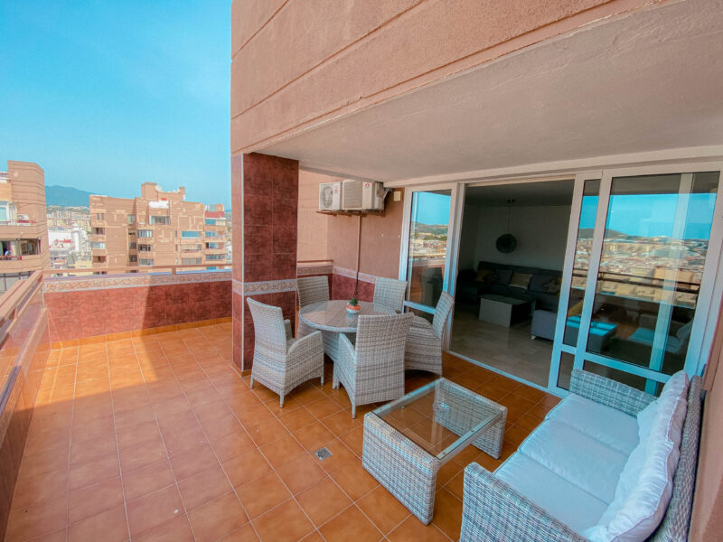 Ático con piscina privada en primera linea de playa, Fuengirola